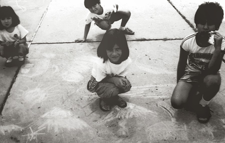 Primera experiencia cultural del autor con niños rayando libremente con tiza. Barrio Sta. Elena, Mérida, Venezuela, 1988. Cortesía del autor