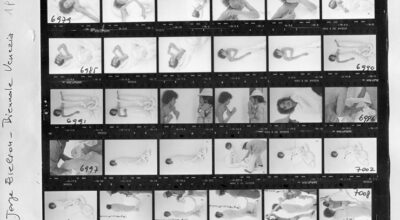 Jorge Eduardo Eielson, Hojas de contacto de fotografías de Alberto y Gianni Buscaglia de “El cuerpo de Giulia-no (247 metros de algodón crudo)”, presentada en la 36° Bienal de Venecia, 1972. Cortesía: MALBA
