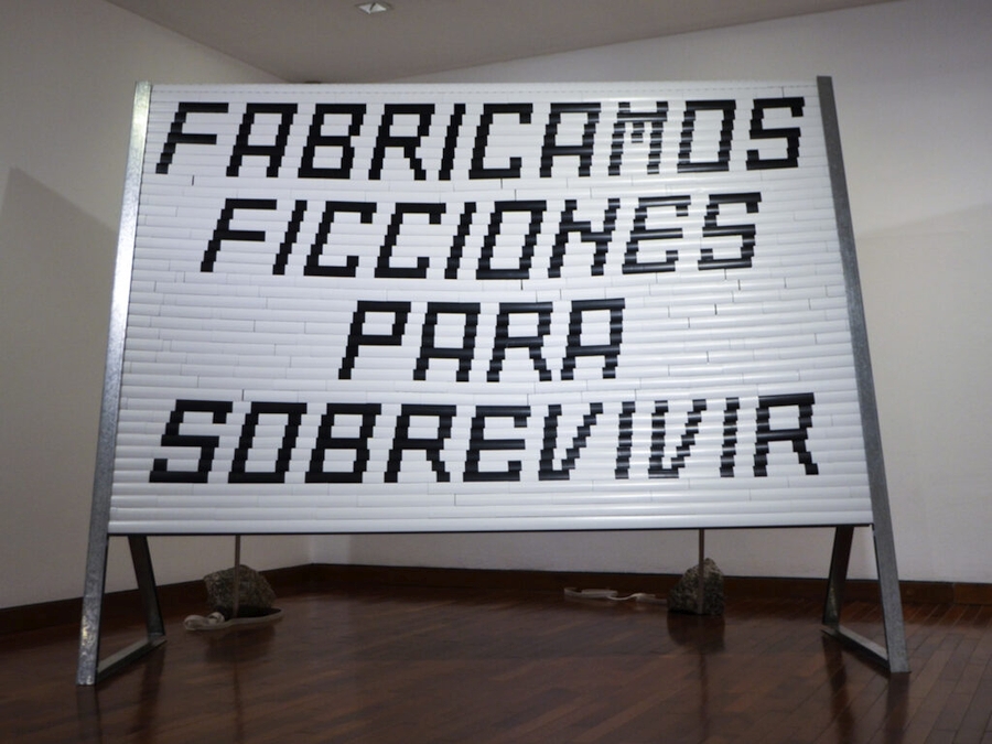 Aylén Bartolino Luna, fffvvvvYYYYYrrr, 2019, persiana de aluminio intervenida. En Crudo Arte Contemporáneo, Rosario