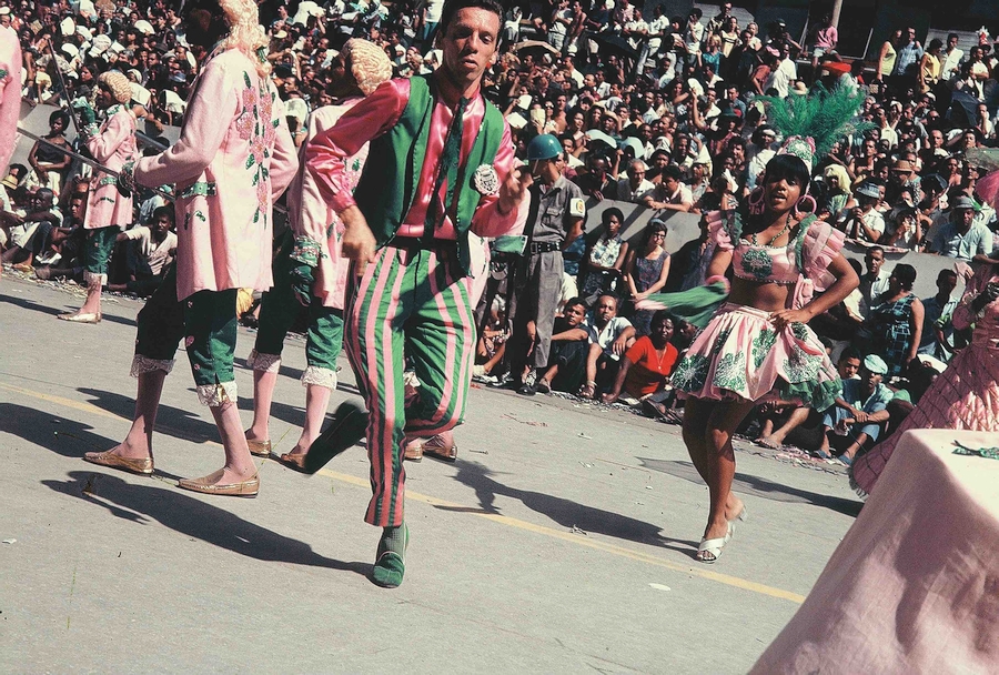 Hélio Oiticica desfilando con la Escola de Samba Estação Primeira de Mangueira, Río de Janeiro, c.1965-1966.
Foto: Projeto Hélio Oiticica/autoría desconocida