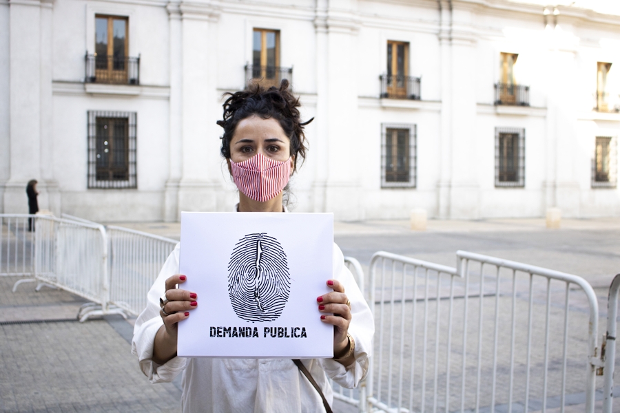 María Luisa Portuondo entregando las demandas ciudadanas en el Palacio de La Moneda, Santiago de Chile, 2020. Foto: Naranja Publicaciones.