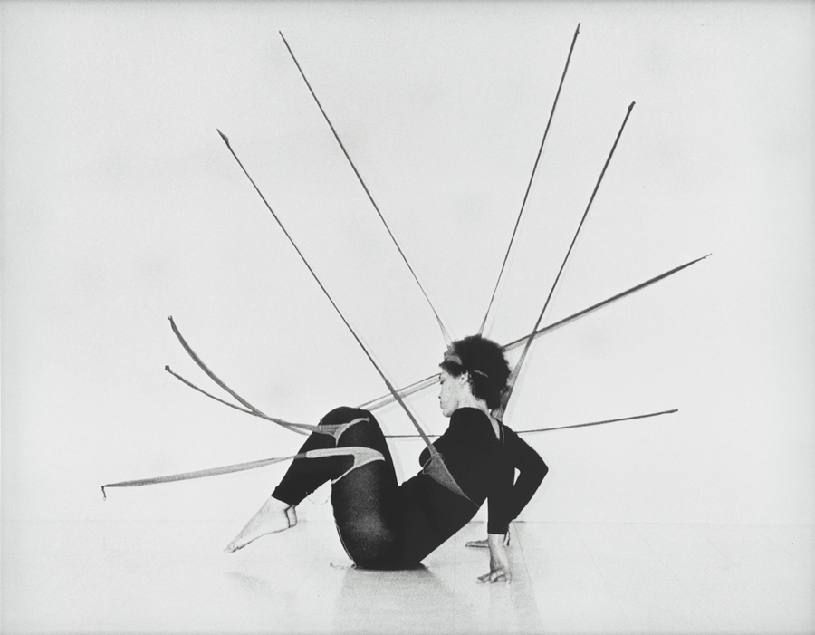 Senga Nengudi, Performance Piece, 1977, tríptico (detalle). Foto: Harmon Outlaw. Performer: Maren Hassinger. Acervo Lenbachhaus Múnich, KiCo Collection © Senga Nengudi 2019