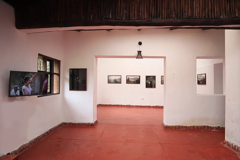 Vista de la exposición "El Peligroso Viaje de María Rosa Palacios", de Karina Skvirsky, en Vigil Gonzales Galería, Valle de los Incas, Cusco, Perú, 2020. Foto cortesía de la galería