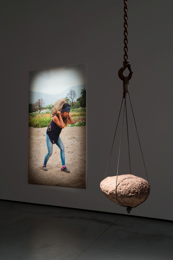 Vista de la exposición «Teresa Margolles. La Piedra», en Es Baluard, Palma, 2020. © de la obra, Gabinete TM, 2020. Foto: David Bonet