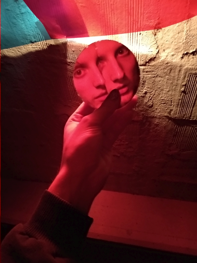Nina Kovensky, Selfins, 2019-2020. Exposición "Ojo de Cabra" en El Gran Vidrio, Córdoba, Argentina, 2020. Cortesía de la galería