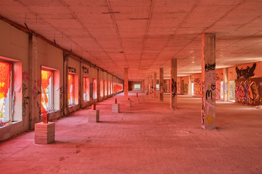 Marlon de Azambuja,
Desvío hacia el rojo, 2020, site-specific con baldosas de cemento, colección de objetos encontrados, celofán y pintura roja. Foto: Mismo Visitante