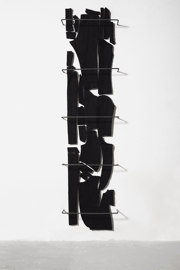 Gerardo Goldwasser, La trepadora, 1999, patrones de fieltro negro y escalones de hierro, 280 x 70 x 15 cm. Foto: Eduardo Baldizán