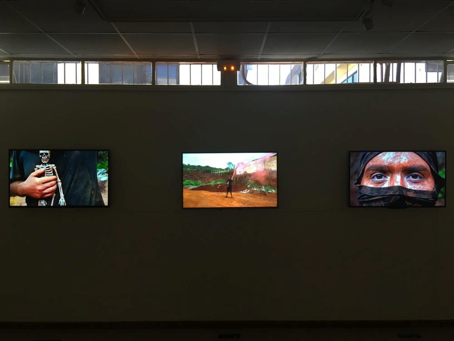 Vista de la exposición "Desterrada", de Simone Cortezão y Jahir Jorquera, Salón Chela Lira, Universidad Católica del Norte, Antofagasta, Chile, 2020-2021. Foto cortesía de SACO