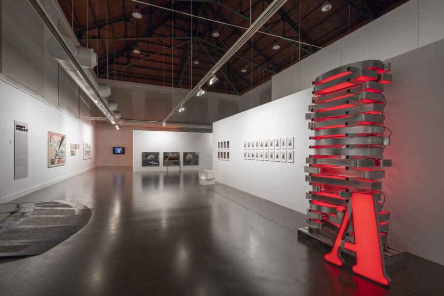Vista de la exposición "Cuidado y peligro de sí", en la Sala Amós Salvador, La Rioja, España, 2020-2021. Foto cortesía de Sala Amós Salvador