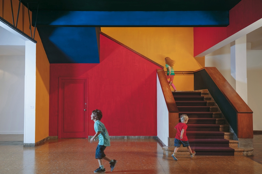 Pablo Uribe, Pax in lucem, 2018, pintura al óleo de la escalera del Museo Nacional de Artes Visuales (MNAV), Montevideo, Uruguay. Foto: Rafael Lejtreger