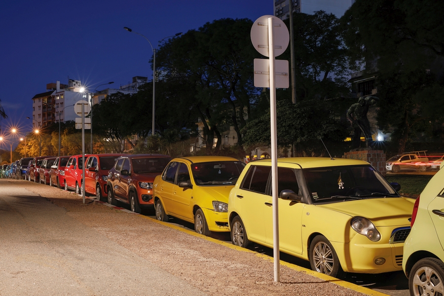 Pablo Uribe, Accidente, 2015-2018. Intervención en el espacio público, donde 18 autos fueron estacionados de acuerdo a una paleta cromática predefinida. Dimensiones variables. Foto: Rafael Lejtreger