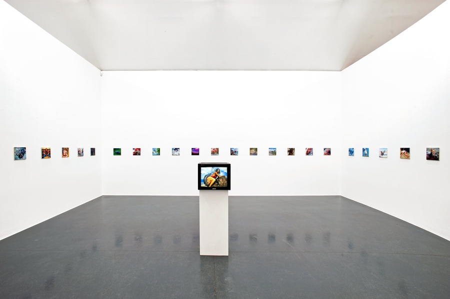 Vista de la exposición "Be Drunk", de Claudia Bitrán, en Walter Storms Galerie, Múnich, Alemania, 2020-2021. Cortesía de la galería