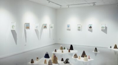 Vista de la exposición "Viaje Estático", de Bernardo Montoya, en Policroma, Medellín, Colombia, 2021. Foto cortesía de la galería
