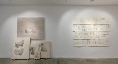 Vista de la exhibición (des)embalajes, de Pamela Cevallos, en N24 Galería, Quito, 2021. Foto: Alexander Alcocer/N24