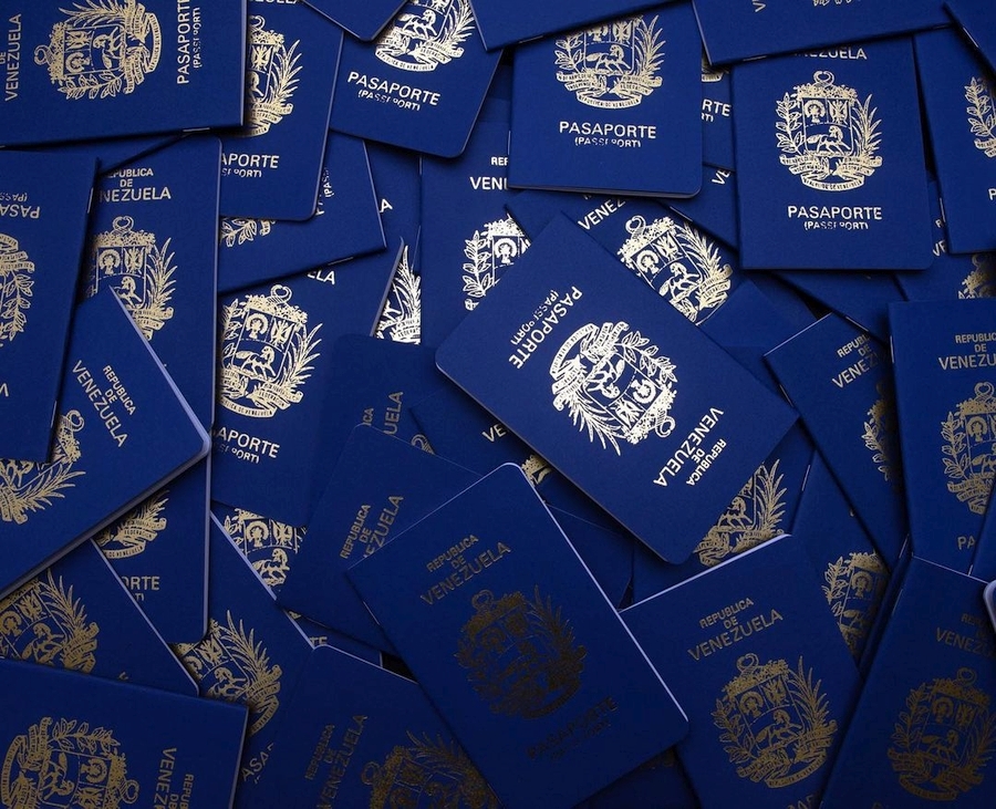 Faride Mereb, Bound (2020), 300 reproducciones de pasaportes venezolanos hechos a mano por la artista, enviados por correo para confirmar un archivo digital de memorias del exilio venezolano.