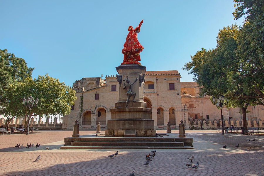 Joiri Minaya, Encubrimiento de la estatua de Cristóbal Colón en el Parque Colón, Santo Domingo, RD. Intervención pública en Parque Colón de Santo Domingo. Cortesía de la artista y Centro León