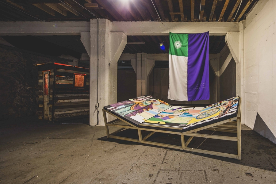 Constanza Jarpa-Luco, Sueño de una noche de verano, 2020, collage sobre estructura de madera y bandera de tela bordada. Cortesía de la artista. Foto: Casaplan