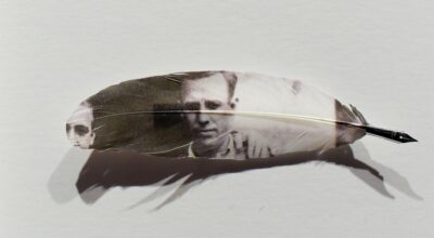Avelino Sala, Mi abuelo exiliado en León/La pluma y el olvido, 2020, plumilla caligráfica y tintas UVI sobre pluma, 25 x 25 x 4 cm. Ed: 3. Cortesía del artista