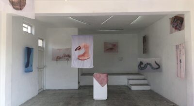 Vista de la exposición "Escenas", de Mariana Ajo, en Neotortillería, Guanajuanto, México. Cortesía: Neotortillería