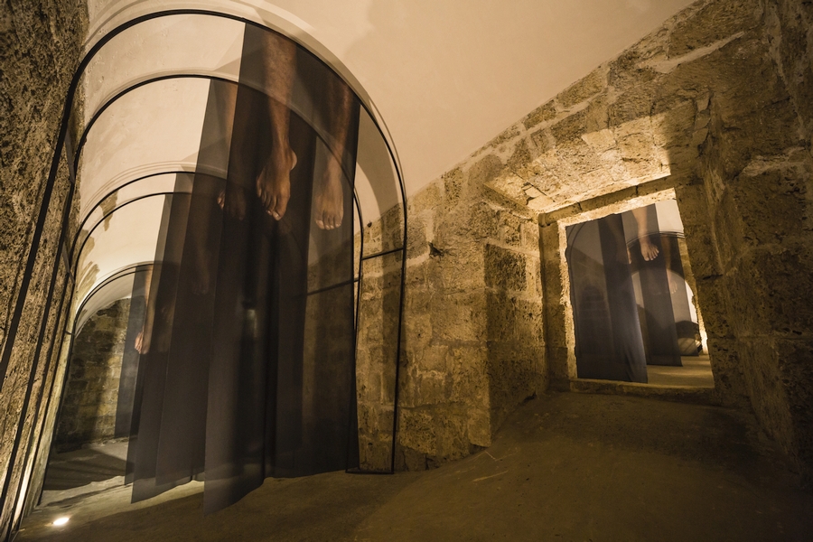 Vista de la exposición “Sitiados”, de Dayro Carrasquilla, en el espacio del Aljibe y la Casamata del Baluarte de Santa Catalina – Cartagena de Indias Túnel de Escape, Colombia, 2021. Cortesía del artista