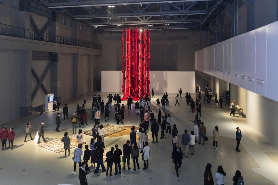 Al frente: Carlos Irijalba, Amphibia, 2021; al fondo: Cecilia Vicuña, Quipu Menstrual (Shanghái), 2006/2021, vista de instalación en la 13° Bienal de Shanghái, 2021. Cortesía: Power Station of Art.