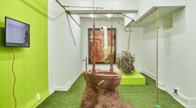 Vista de la exposición "y un jardín, la maquinaria de la descreencia y", de Cristóbal Gracia, en Pequod, CDMX, 2021. Cortesía de la galería