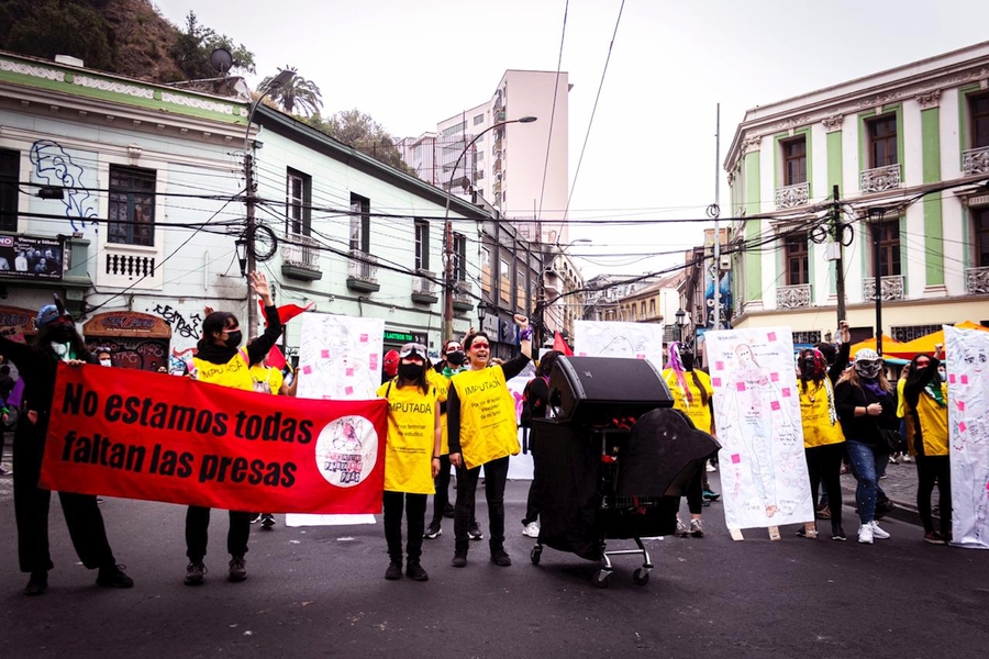 Acción sonora "Líneas de Vuelo" durante la marcha del 8M en Valparaíso, Chile, 2021. Cortesía de las artistas
