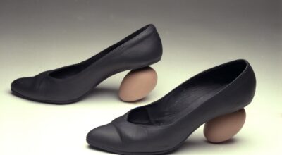 Juncal ballestín, A Meret, 1996, zapatos, huevos de madera y pintura, de la serie "Técnicas con carácter". Imagen cortesía de Museo Artium.