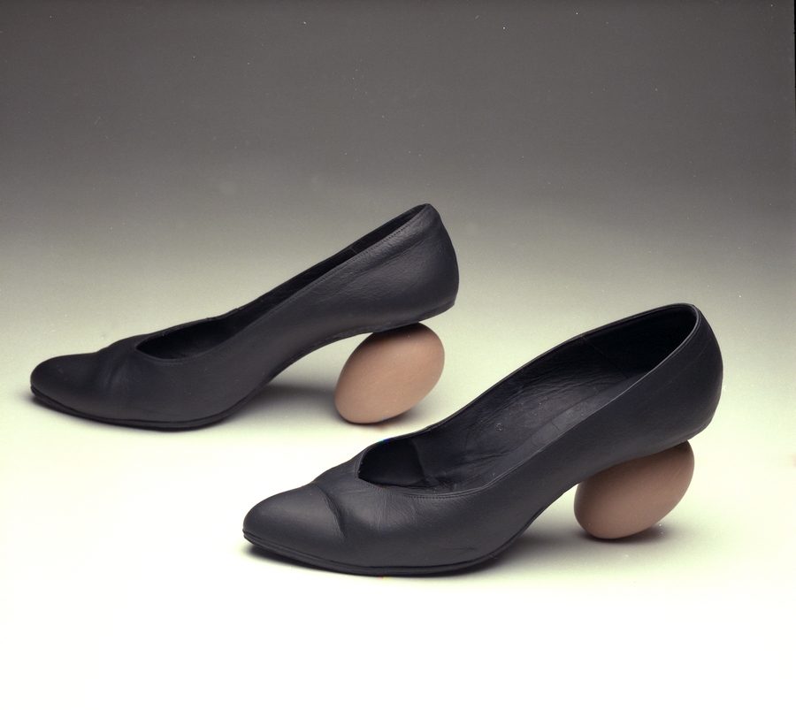 Juncal ballestín, A Meret, 1996, zapatos, huevos de madera y pintura, de la serie "Técnicas con carácter". Imagen cortesía de Museo Artium.