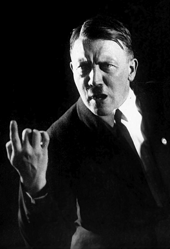¡El gesto de la mano derecha! Gestos típicos del hablante en los que el movimiento de la mano derecha subraya el clímax en las declaraciones del hablante. El líder de los nacionalsocialistas Adolf Hitler en una pose típica de habla. [Creative Commons]