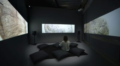 Leonel Vásquez, Canto de las Abuelas. Vista de la video-instalación en “entre—ríos”, Art Exchange, galería de la Universidad de Essex, Londres, 2021. Cortesía de los artistas, entre—ríos y Art Exchange