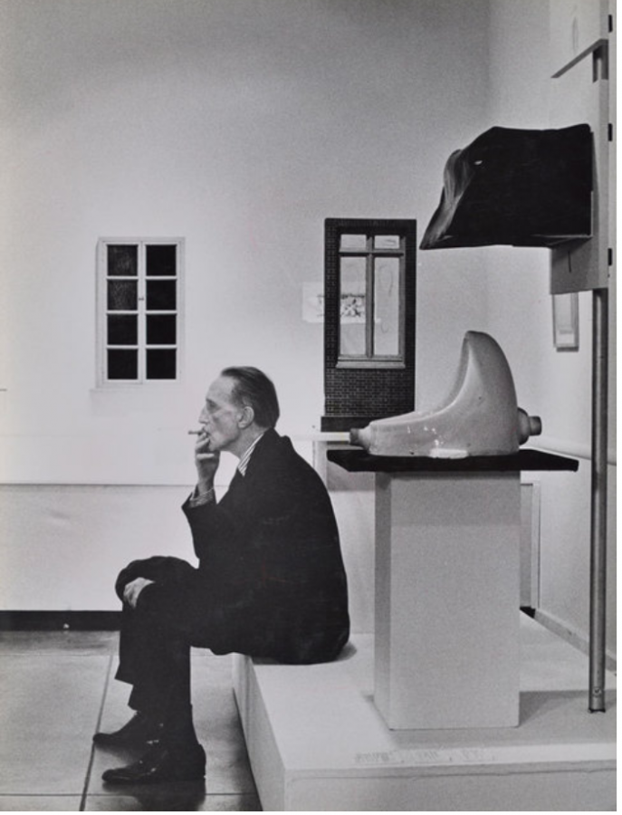 Julian Wasser, Marcel Duchamp fumando junto a “Fountain”, en la Duchamp Retrospective, Pasadena Art Museum, 1963. Robert Berman Gallery, Santa Monica, San Francisco, EEUU