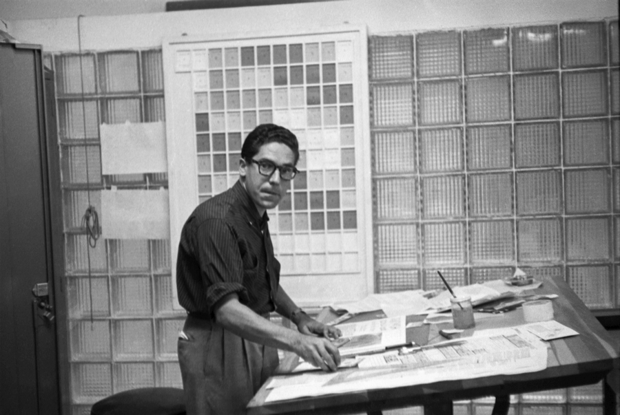 Carlos Cruz-Diez en su taller de diseño. Revista Momento, Caracas, 1957. ©Estate of Carlos Cruz-Diez. Bridgeman Images, Madrid, 2021