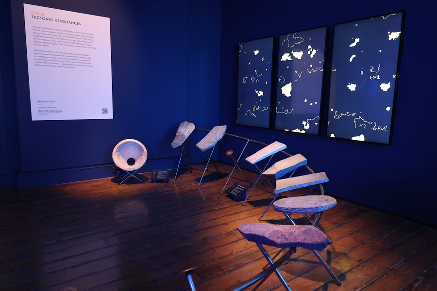 Vista de “Resonancias Tectónicas”, Pabellón de Chile en la Bienal de Diseño de Londres, 2021. Foto cortesía del equipo curatorial