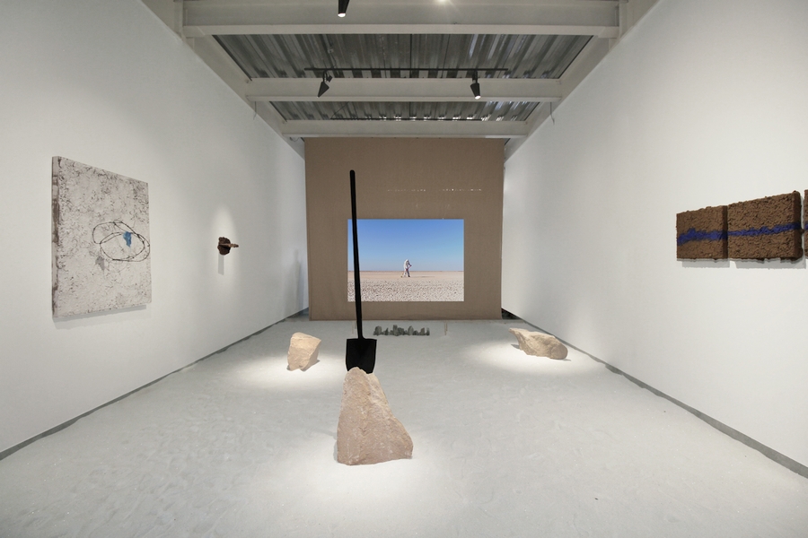 Vista de la exposición "Hay un barco en medio del desierto", de Gabriel Sánchez-Mejorada, en Galería Torranoa, Torreón, México. Cortesía de la galería