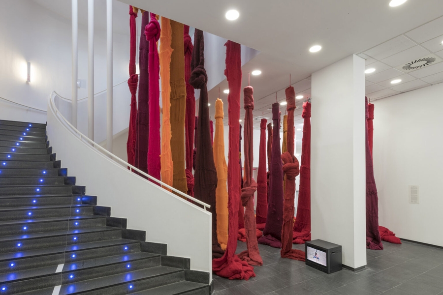 Vista de la exposición "Cecilia Vicuña. Veroír el fracaso iluminado", en el Centro de Arte 2 de Mayo (CA2M), Móstoles, Madrid, 2021. Foto: Roberto Ruiz