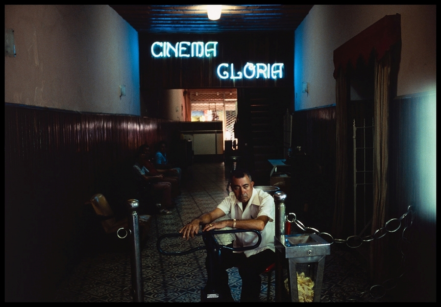 Cinema Glória, 1975, de Miguel Rio Branco. Cortesía del artista e IMS Paulista