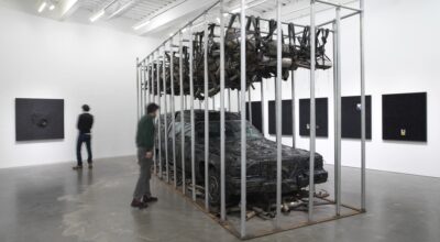 Nari Ward, “Peace Keeper" (1995; recreada en 2020), carro fúnebre revestido de alquitrán y plumas, dentro de una jaula. Foto: Dario Lasagni