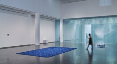 Vista de la exposición "Felix Gonzalez-Torres. Política de la relación", con "Untitled" (Water), 1995, y "Untitled" (Blue Placebo), 991. Foto: Miquel Coll. Cortesía: MACBA, Barcelona, 2021
