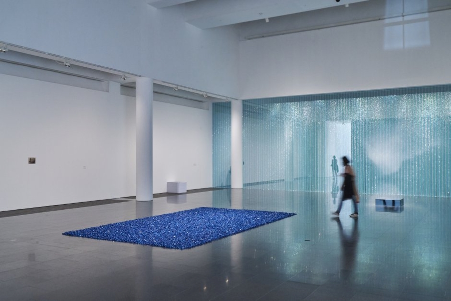 Vista de la exposición "Felix Gonzalez-Torres. Política de la relación", con "Untitled" (Water), 1995, y "Untitled" (Blue Placebo), 991. Foto: Miquel Coll. Cortesía: MACBA, Barcelona, 2021