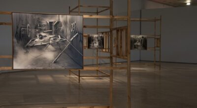 Vista de la exposición “New works for a post-worker’s world”, de Rodrigo Valenzuela, en la sala principal de la Galería Patricia Ready, Santiago de Chile, 2021. Foto cortesía del artista