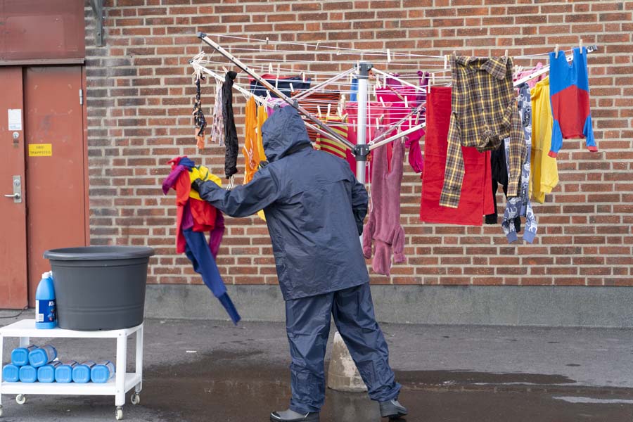 La ropa sucia se lava en casa, de Máximo Corvalán-Pincheira. Registro de la acción en Urban Konst/Göteborgs Konsthall, Goteborgs, Suecia, 2021. Cortesía del artista