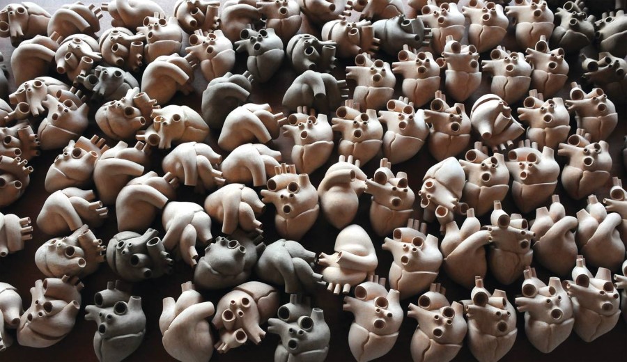 Joaquín Sánchez, Chaco mundo de mis mundos, 2012. Instalación de 400 corazones tallados en madera. Cortesía del artista.
