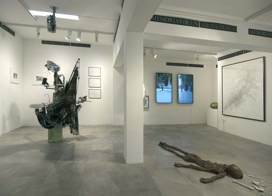 Vista de la exposición "El ciclo del carbono", de Cristián Silva, en Galería Madre, Santiago de Chile, 2021. Cortesía del artista y la galería