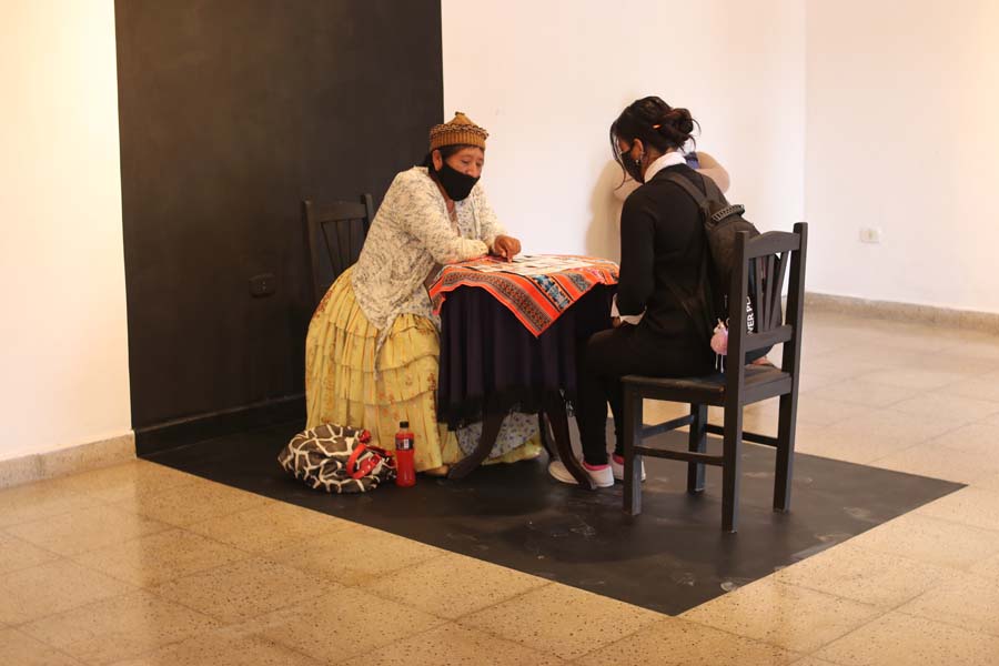 Pierre Valls, “Lecturas”. Vista de acción en el Museo de Arte Contemporáneo de Santa Cruz de la Sierra (Bolivia), 2021. Foto: Adriana Herrera