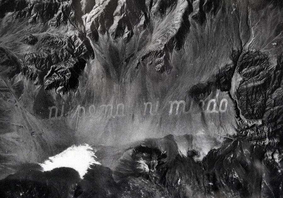 Raúl Zurita, “Ni pena ni miedo”, fotografía blanco y negro en papel de algodón calidad museo,1993 (Edición 2021). Foto: Guy Wenborne. Cortesía: Galería Aninat