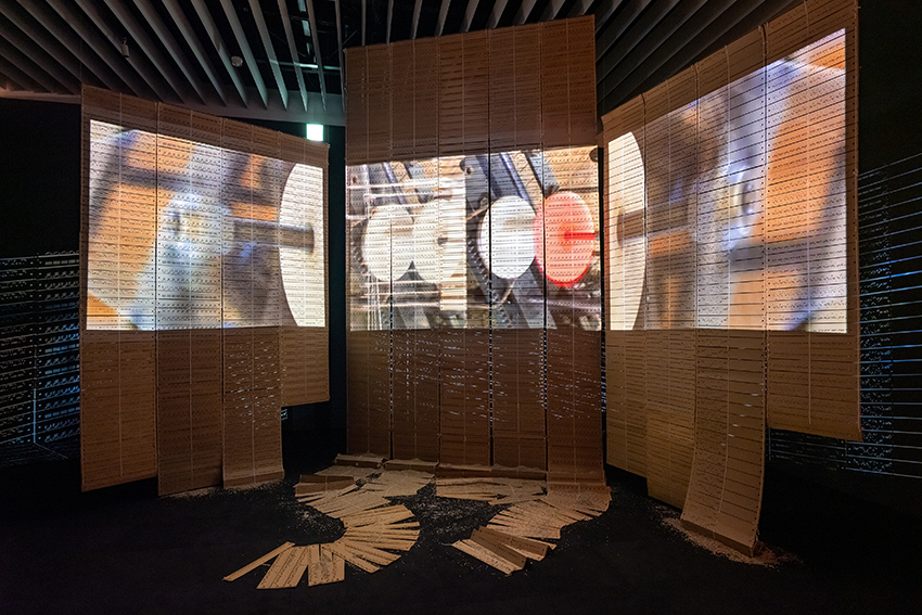 Senga Nengudi en "Another Energy: Power to Continue Challenging", Mori Art Museum, Tokio, 2021. Foto: Furukawa Yuya. Cortesía: Mori Art Museum