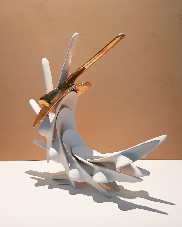 Angel Gabriel, Testudo, 2020, escultura encastrable, cerámica y esmalte de oro, 55 x 55 x 18 cm. Cortesía: PM Galería, Buenos Aires