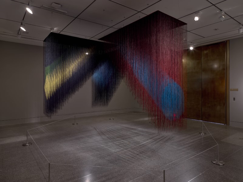 Vista de la exposición “Olga de Amaral: To Weave a Rock” en el Museum of Fine Arts, Houston, 2021. Foto: Will Michels. Cortesía: MFAH
