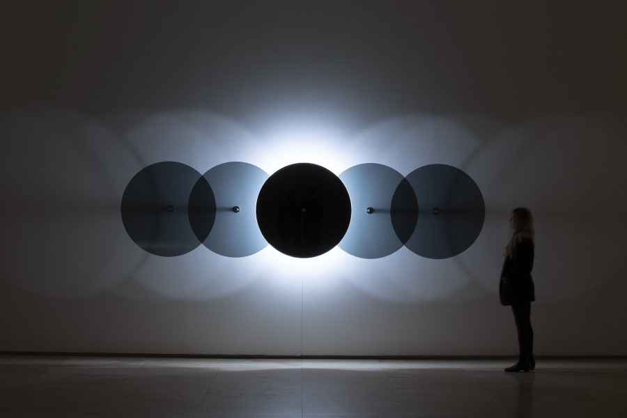 Javier Toro Blum, Reverberancia, 2021, vidrios, filtros solares, blackout de vinilo, soportes de acero inoxidable, ampolletas PAR30, 100 x 380 x 25 cm